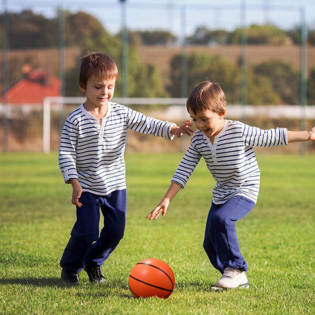 HUSL Bolas de Goma de Rebote, Bolas de deportes de goma suave, pelota para jugar en zona interior y aire libre, diseñado para los niños-Diámetro approx.6.3 cm(Futbol en multicolor)